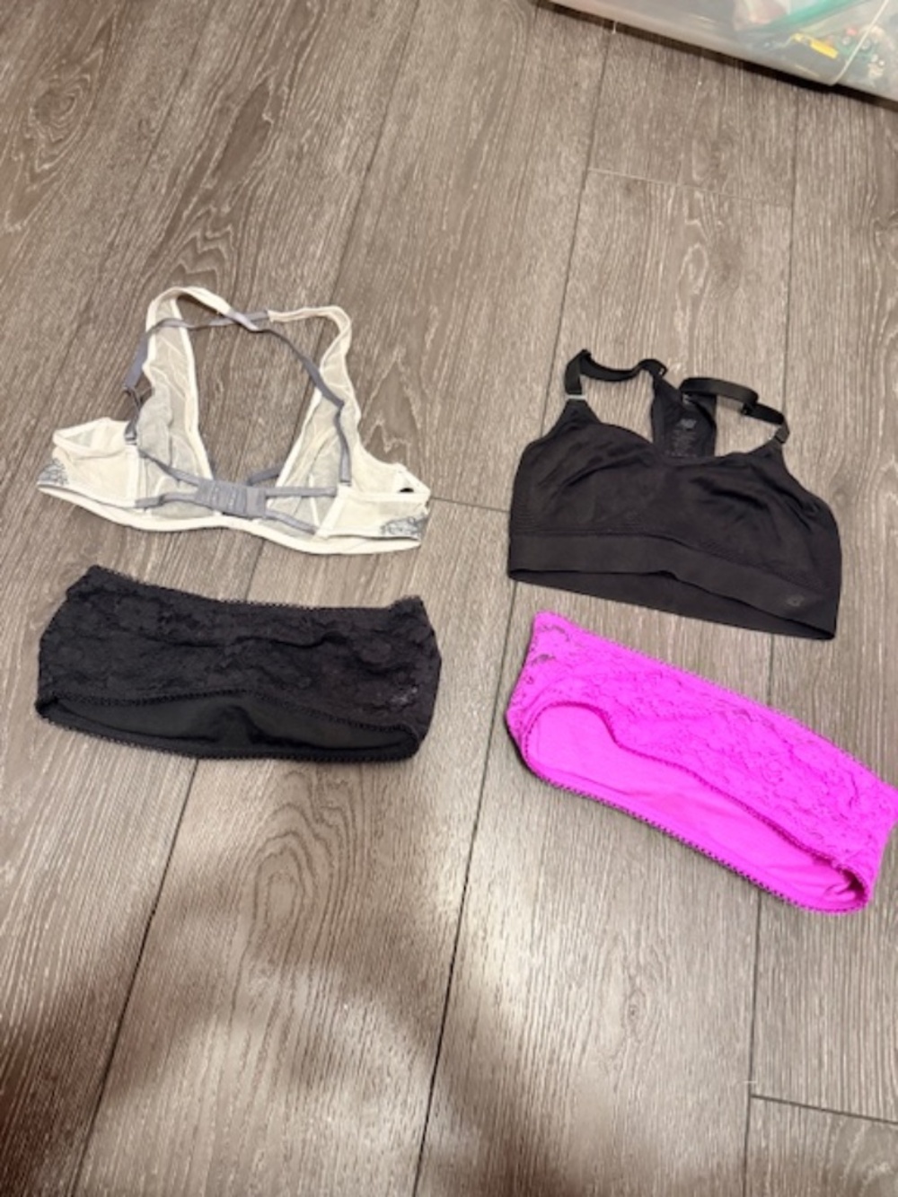 Bra bundle (size medium) - Picture 2 of 4